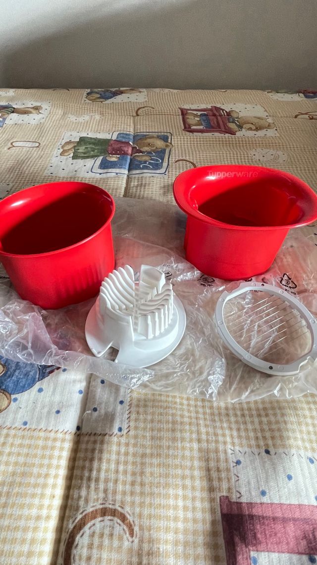 Cortador de huevos Tupperware rojo