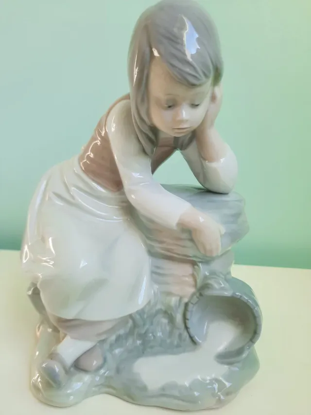 Lladró: Lecherita Triste