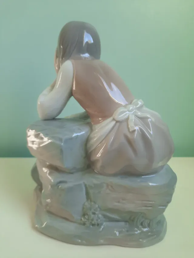 Lladró: Lecherita Triste