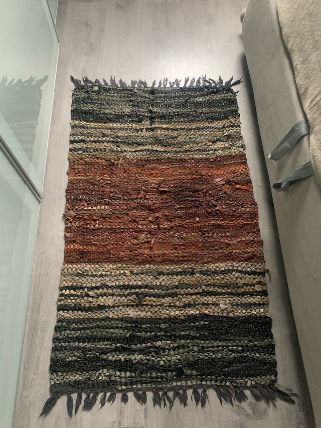 Son tres alfombras tejidas marrón y gris a juego.