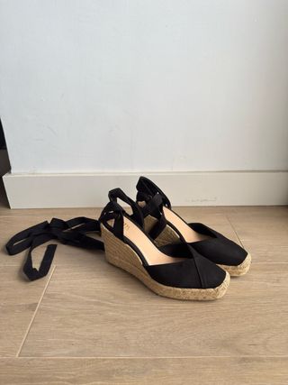 Zapatos de cuña negros con lazada