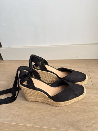 Zapatos de cuña negros con lazada