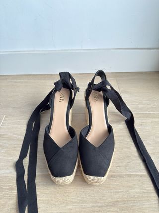 Zapatos de cuña negros con lazada