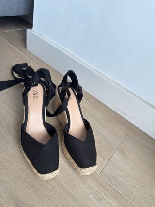 Zapatos de cuña negros con lazada