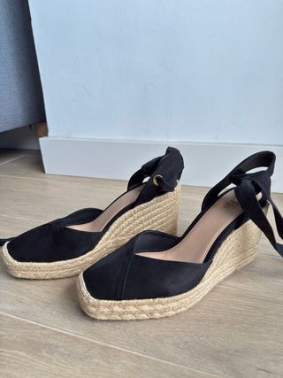 Zapatos de cuña negros con lazada