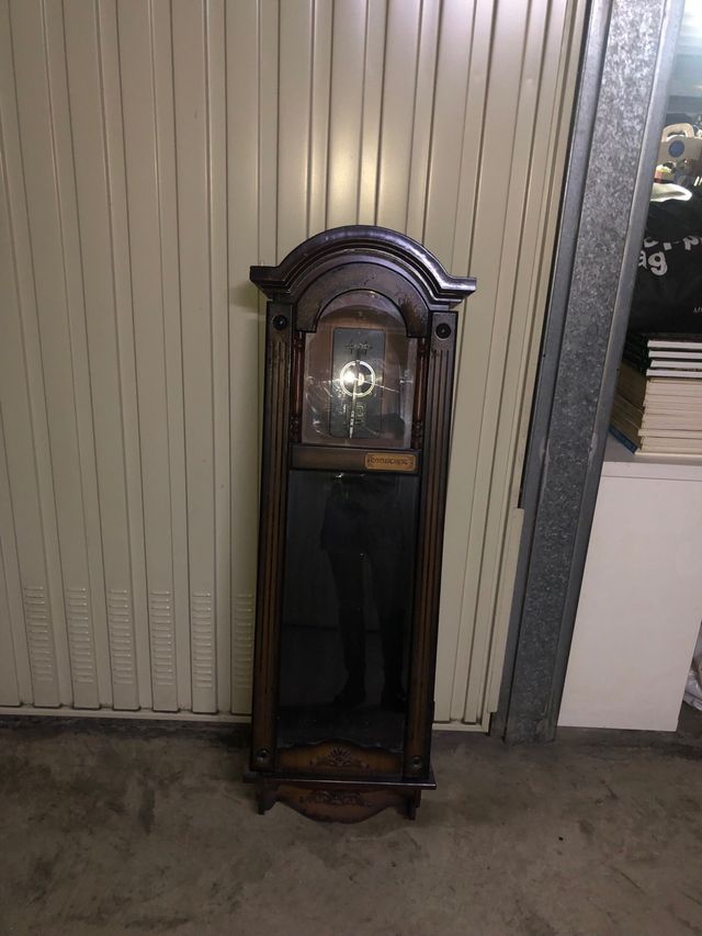 Mueble de Madera para Reloj y crucifijo.