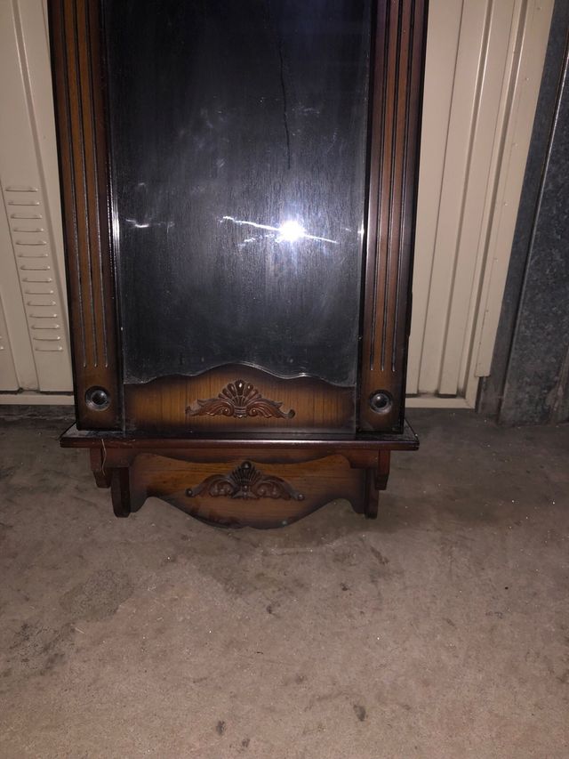 Mueble de Madera para Reloj y crucifijo.