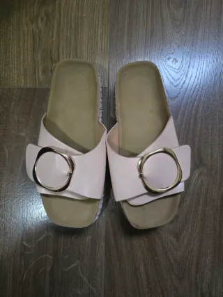 Sandalias rosas con hebilla dorada