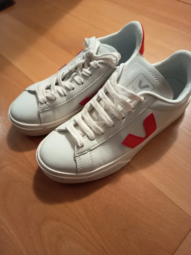Veja zapatillas cuero Blanco y Rojo