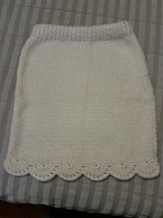 Saia de tricô com barra rendada