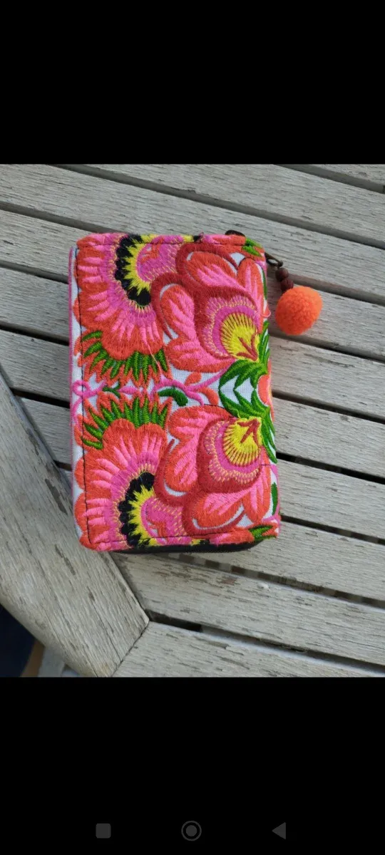 Portafoglio con fiori ricamati