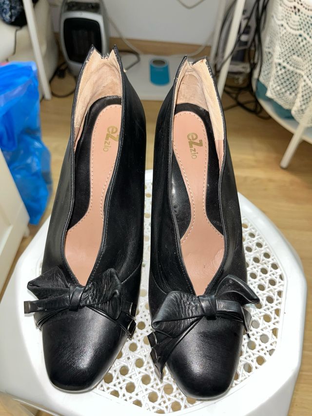 Tacones negros con lazo