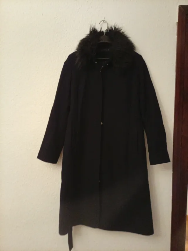 Abrigo largo Zara con cuello de pelo