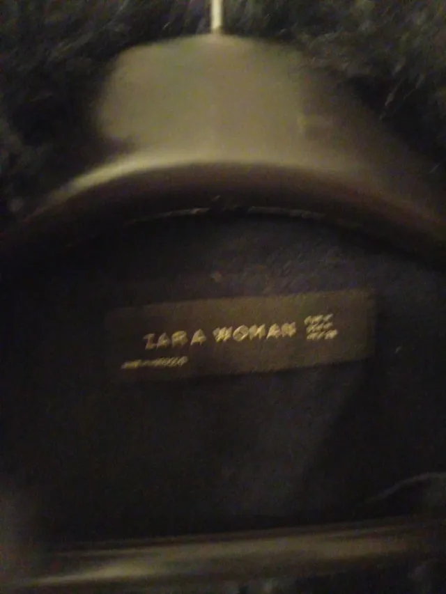 Abrigo largo Zara con cuello de pelo