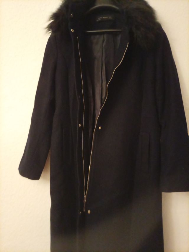 Abrigo largo Zara con cuello de pelo