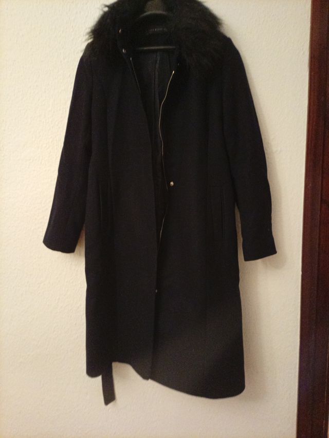 Abrigo largo Zara con cuello de pelo