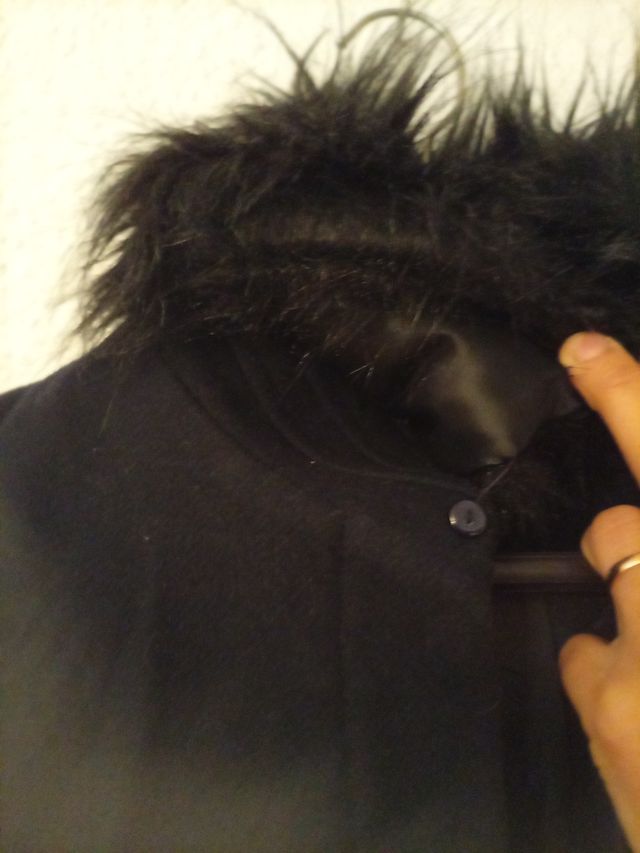 Abrigo largo Zara con cuello de pelo
