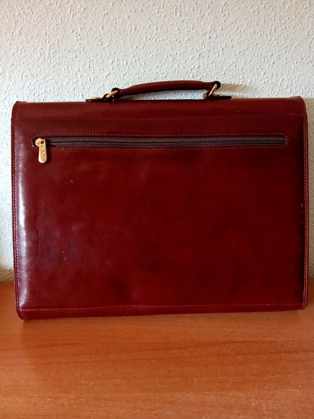 Maletín de piel en marrón y dorado.