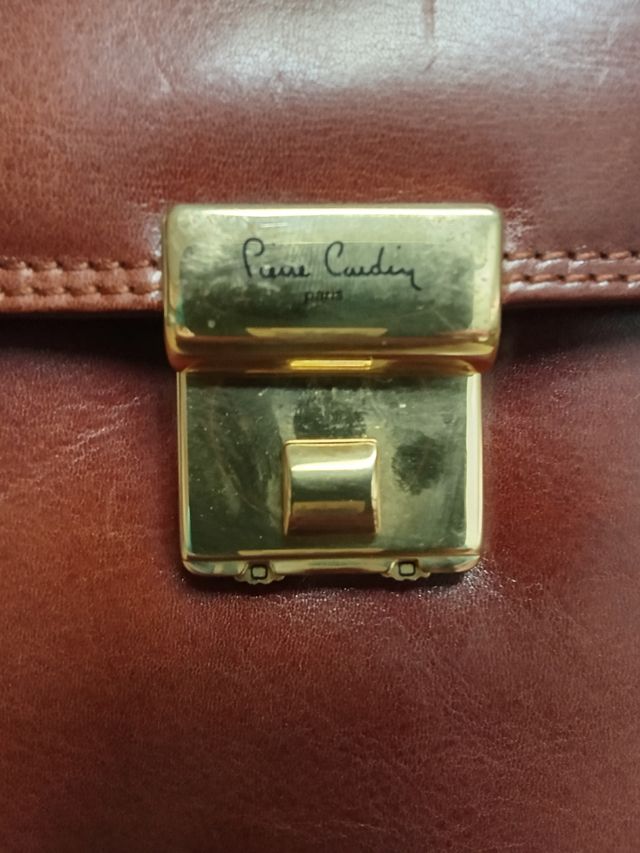 Maletín de piel en marrón y dorado.