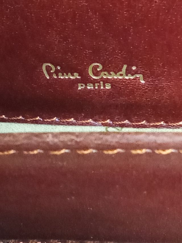 Maletín de piel en marrón y dorado.