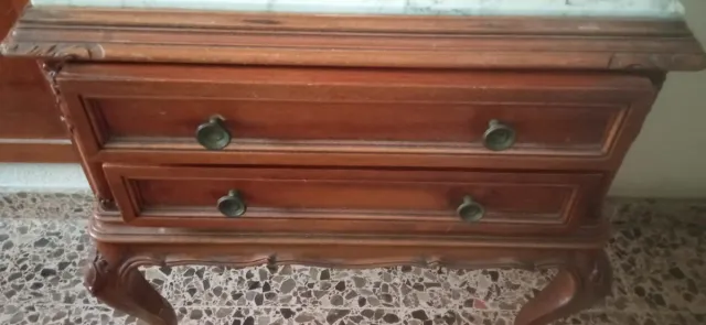 Mesa de cabeceira de madeira com tampo de mármore