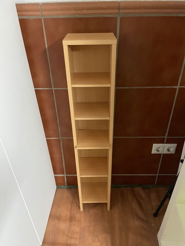 Scaffale in legno per libri