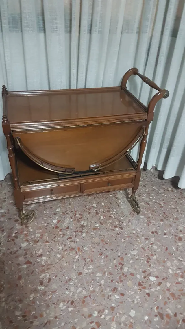 Carrello in legno con ruote