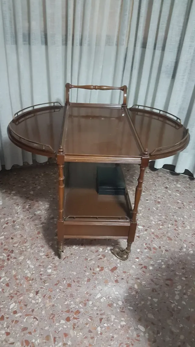 Carrello in legno con ruote