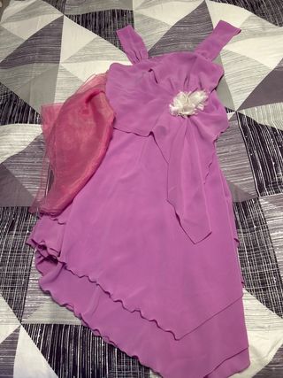 Vestido morado con flor y chal rosa