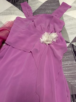 Vestido morado con flor y chal rosa