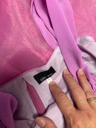 Vestido morado con flor y chal rosa