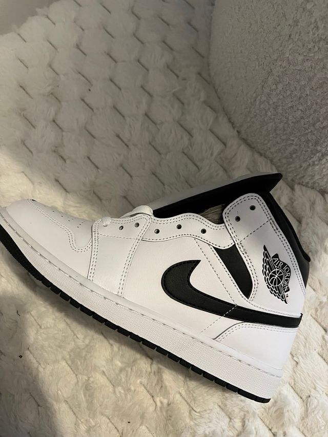 Nike Air Jordan 1 Mid Blanco y Negro