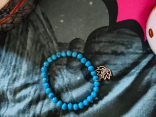 Pulsera de cuentas azules con charm plateado