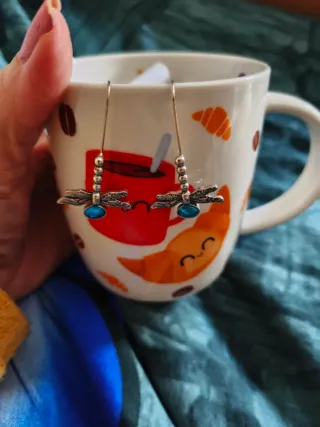 Pulsera de cuentas azules con charm plateado