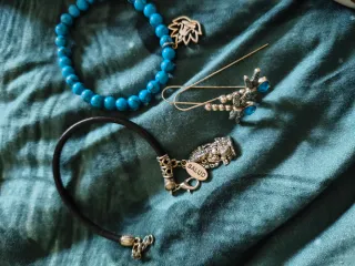 Pulsera de cuentas azules con charm plateado