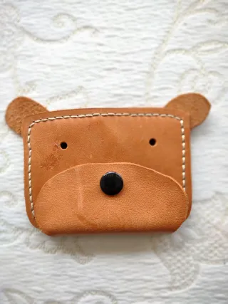 Monedero de cuero con diseño de oso, hecho a mano