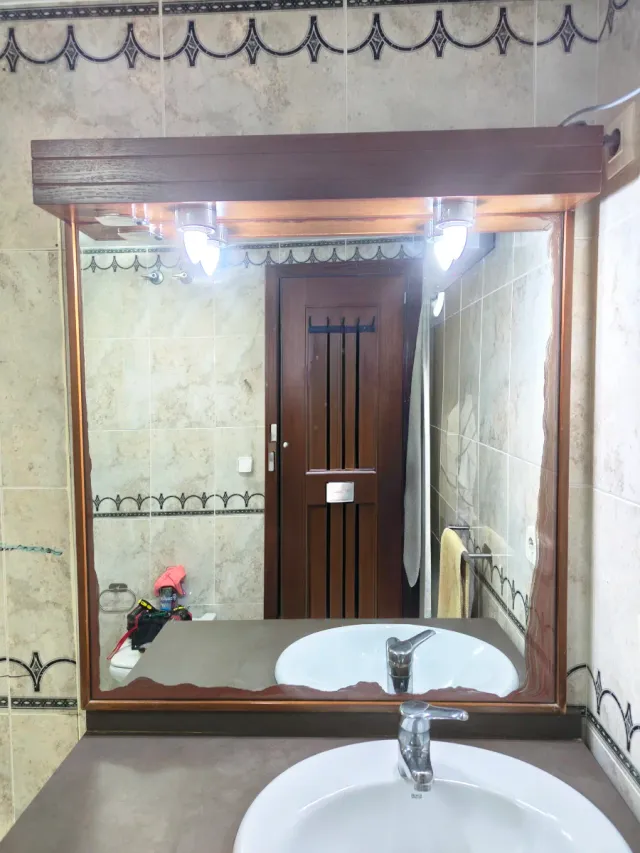 Espejo baño madera con luz y enchufe
