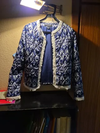 Chaqueta azul y blanca rebajada