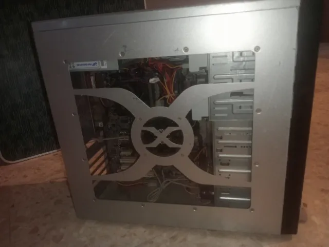 PC Sobremesa P lata y Negro