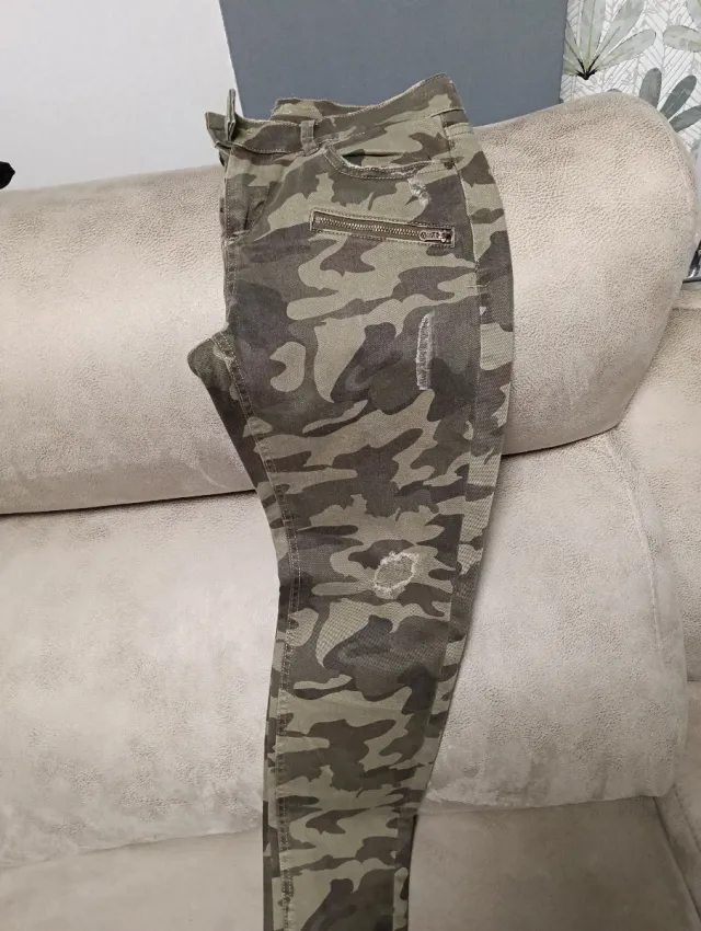 Pantalones camuflaje rotos