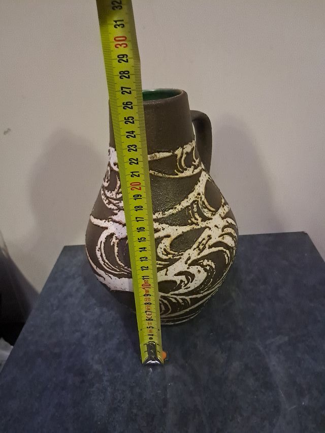 Jarrón de cerámica gris y blanco