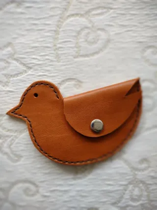 Monedero de cuero forma de pájaro artesanal