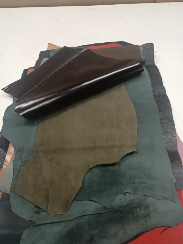 Lote retales cuero varios colores