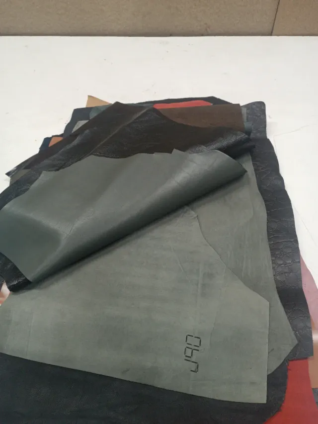 Lote retales cuero varios colores