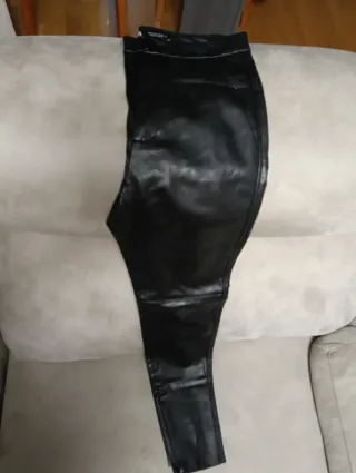 Pantalón negro efecto piel
