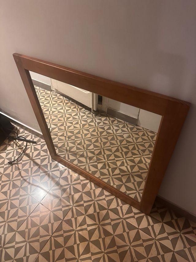 Specchio di legno marrone quadrato