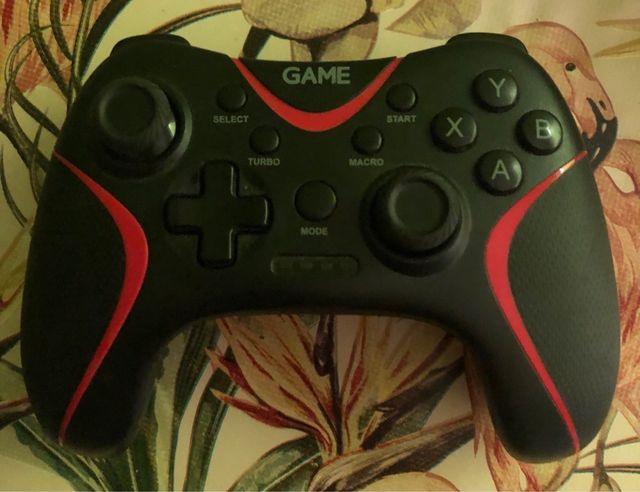 Mando Game Negro con Detalles Rojos