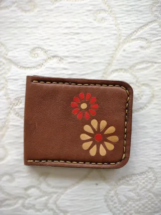 Monedero de cuero con flores