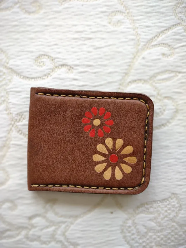Monedero de cuero con flores