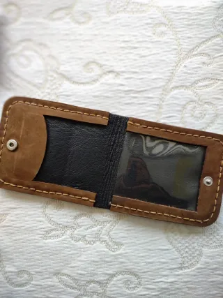 Monedero de cuero con flores